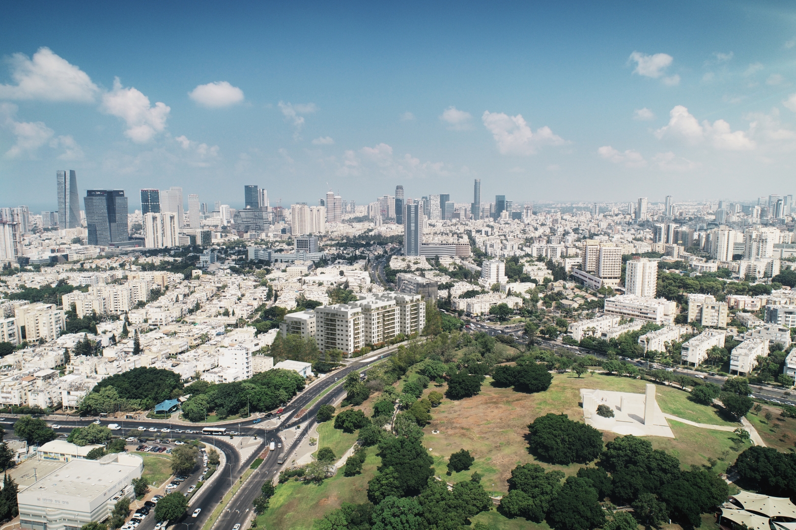 ע.ט הטייסים תל 6-10 אביב הטייסים ברקע העיר מאחור ופארק מלא ממזרח (1)